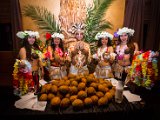 Das Highlight, traditionelles Kokosnuss öffnen und  Verteilen von Blumenketten - Leis zur Begrüßung ihrer Gäste mit anschließender Hawaii Hula Tanz Show.jpg